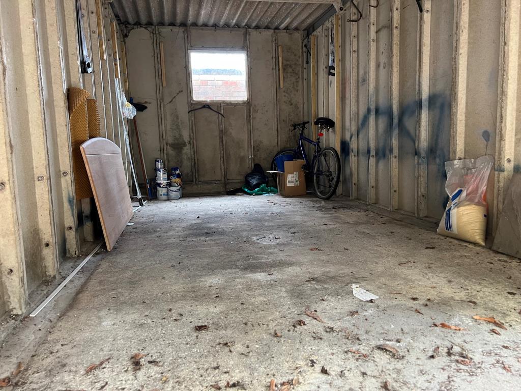 Lot: 94 - FREEHOLD LOCK-UP GARAGE -